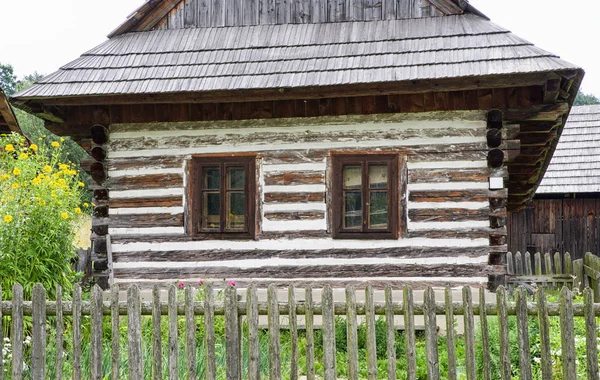 Деревянный коттедж в деревне — стоковое фото