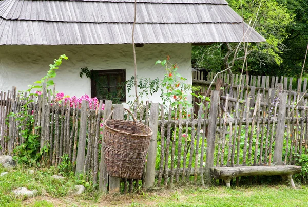Деревянный коттедж в деревне — стоковое фото