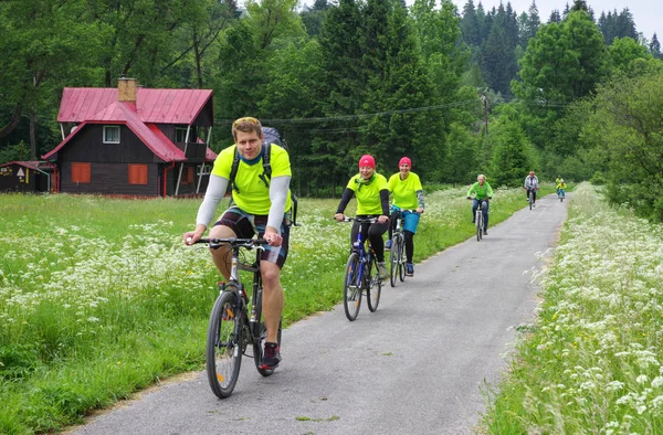 Bisikletçi bisiklet doğa deneme