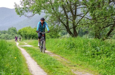 Bisikletçi bisiklet doğa deneme