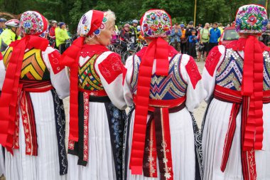 Üst düzey kadının calssical halk elbiseyle şarkı