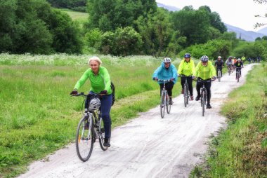 Bisikletçi bisiklet doğa deneme