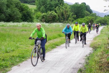Bisikletçi bisiklet doğa deneme