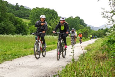 Bisikletçi bisiklet doğa deneme