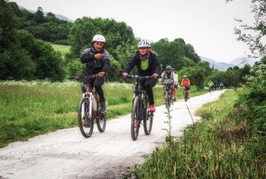 Bisikletçi bisiklet doğa deneme