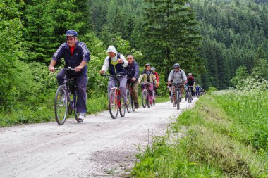Bisikletçi bisiklet doğa deneme