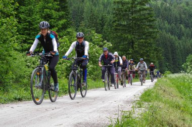 Bisikletçi bisiklet doğa deneme