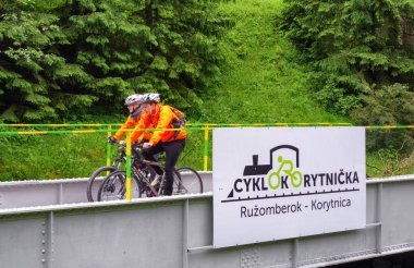 Bisikletçi bisiklet doğa deneme