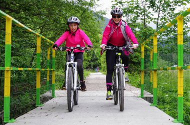 Bisikletçi bisiklet doğa deneme