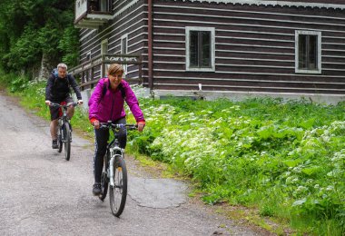 Bisikletçi bisiklet doğa deneme
