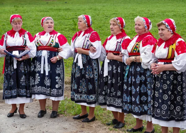 Śpiewając starszy womans w calssical strój ludowy — Zdjęcie stockowe