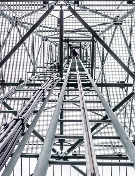 Platform ile ilgilenen adamın