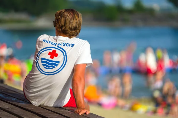 Lifeguard on duty overlooking beach. — Stock Photo, Image