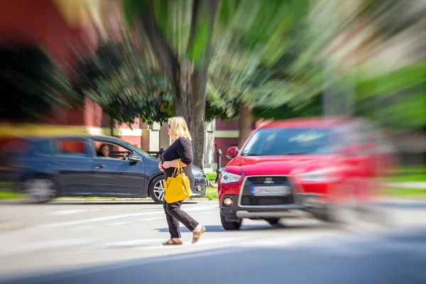 Mulher cruzando uma estrada na passarela . — Fotografia de Stock