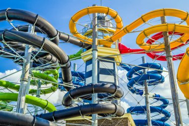 Aquapark renkli su kaydırağı