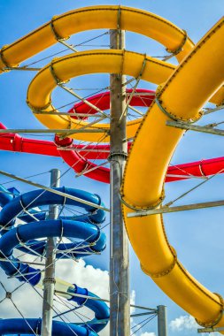 Aquapark renkli su kaydırağı