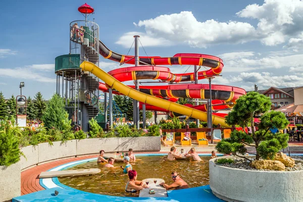 Persone in piscine a aquapark Besenova, Slovacchia — Foto Stock