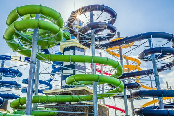 Coloridos toboganes acuáticos en el parque acuático —  Fotos de Stock