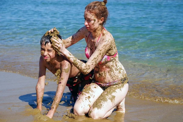 Madre jugando con hijo con arena — Foto de Stock