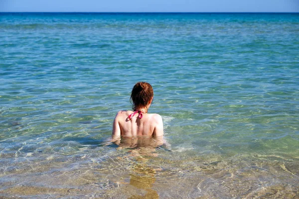 바다에 외로운 여자 — 스톡 사진