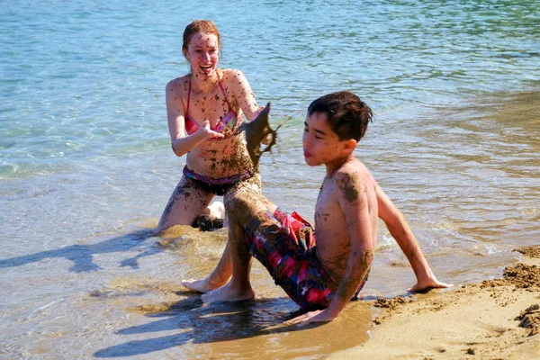 Madre jugando con hijo con arena — Foto de Stock