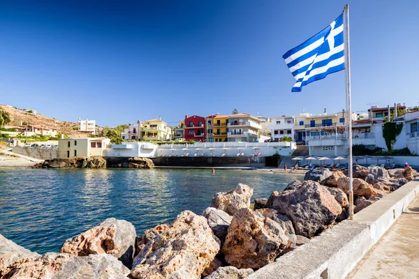 Köy Panormos, Crete Adası - Yunanistan Yunan bayrağı sallayarak