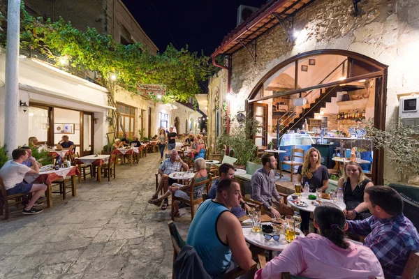 Personas en Taverna en la aldea Panormos, isla de Creta - Grecia —  Fotos de Stock