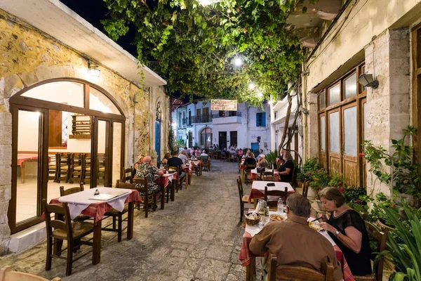 Personnes à Taverna dans le village Panormos, Crète île - Grèce — Photo