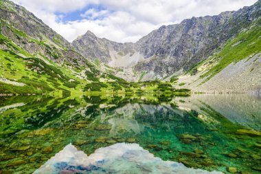 Yüksek Tatras mountains, Slovakya için gölde su yansıma
