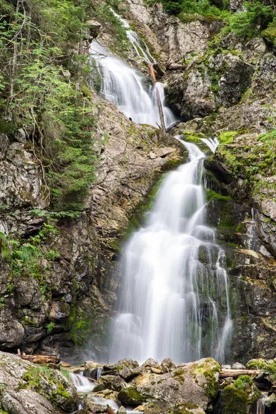 瀑布-Kmetov vodopad-in 高 Tatras, 斯洛伐克 — 图库照片