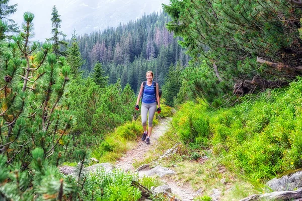 Mujer excursionista en High Tatras, Eslovaquia — Foto de Stock