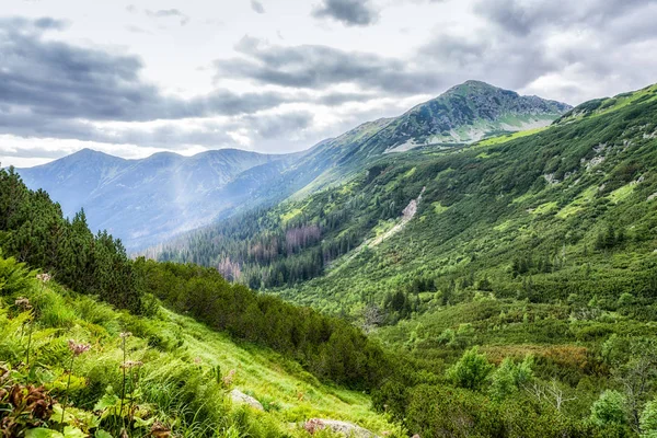 Bergslandskapet på höga Tatrabergen, Slovakien — Stockfoto