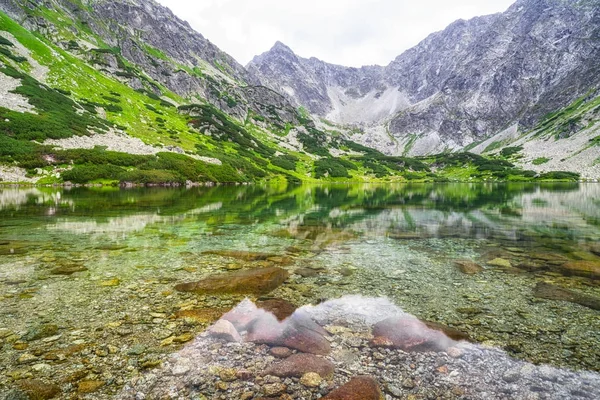 Yüksek Tatras mountains, Slovakya için gölde su yansıma