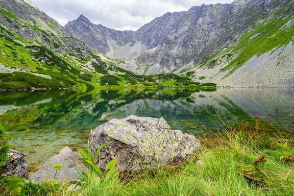 Jezioro piękne lato w górach. Tatry Wysokie, Słowacja — Zdjęcie stockowe