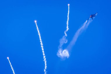 Uçak F-16 ve mercek parlamaları