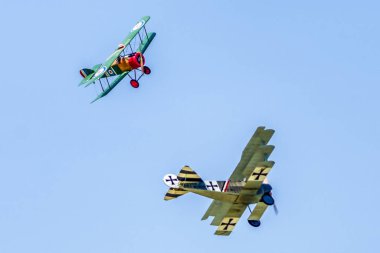 Çift kanatlı ve triplane arasında it dalaşı