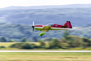 Zoltan Veres onun Mxs uçakta