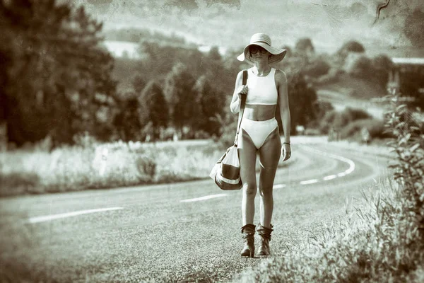 Mujer en traje de baño caminando en la carretera — Foto de Stock