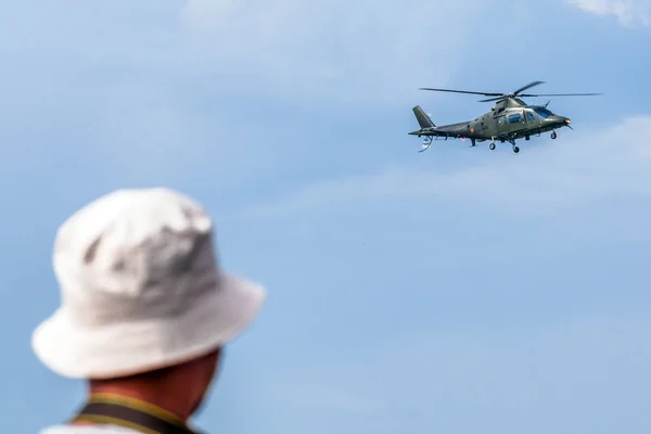 Man watching on helicopter — Stock Photo, Image