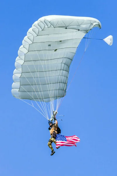 アメリカの国旗とパラシュート — ストック写真