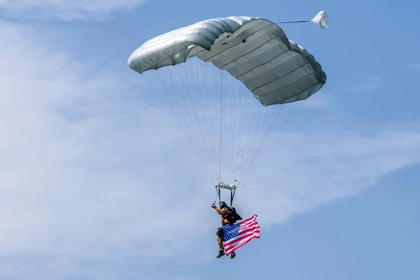Parachuter กับธงอเมริกัน — ภาพถ่ายสต็อก