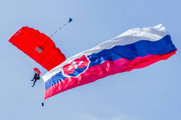 Paraquedistas com bandeira eslovaca — Fotografia de Stock