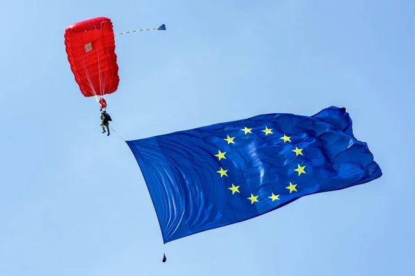 Avrupa Birliği bayrağı ile parachuter — Stok fotoğraf