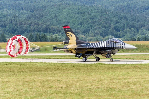 Falcon F-16 turco en pista — Foto de Stock