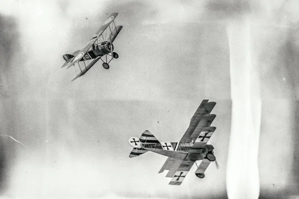 Çift kanatlı ve triplane arasında it dalaşı