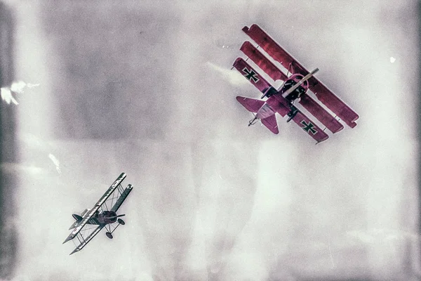 Çift kanatlı ve triplane arasında it dalaşı