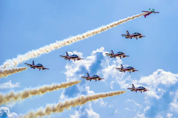 Equipe de exibição aeronáutica Al Fursan e Zoltan Veres — Fotografia de Stock