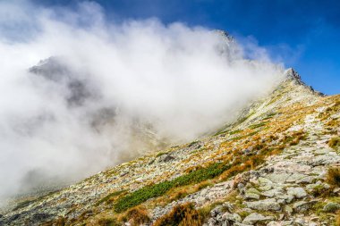 Hil yüksek Tatras mountains, Slovakya için üzerinde bulut