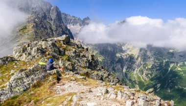 Çocuk dağların tepesinde