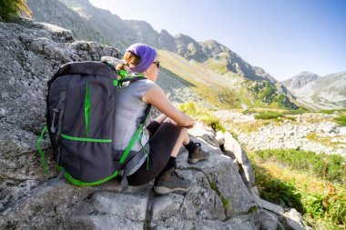 Oturma turist kadın sırt çantası ile